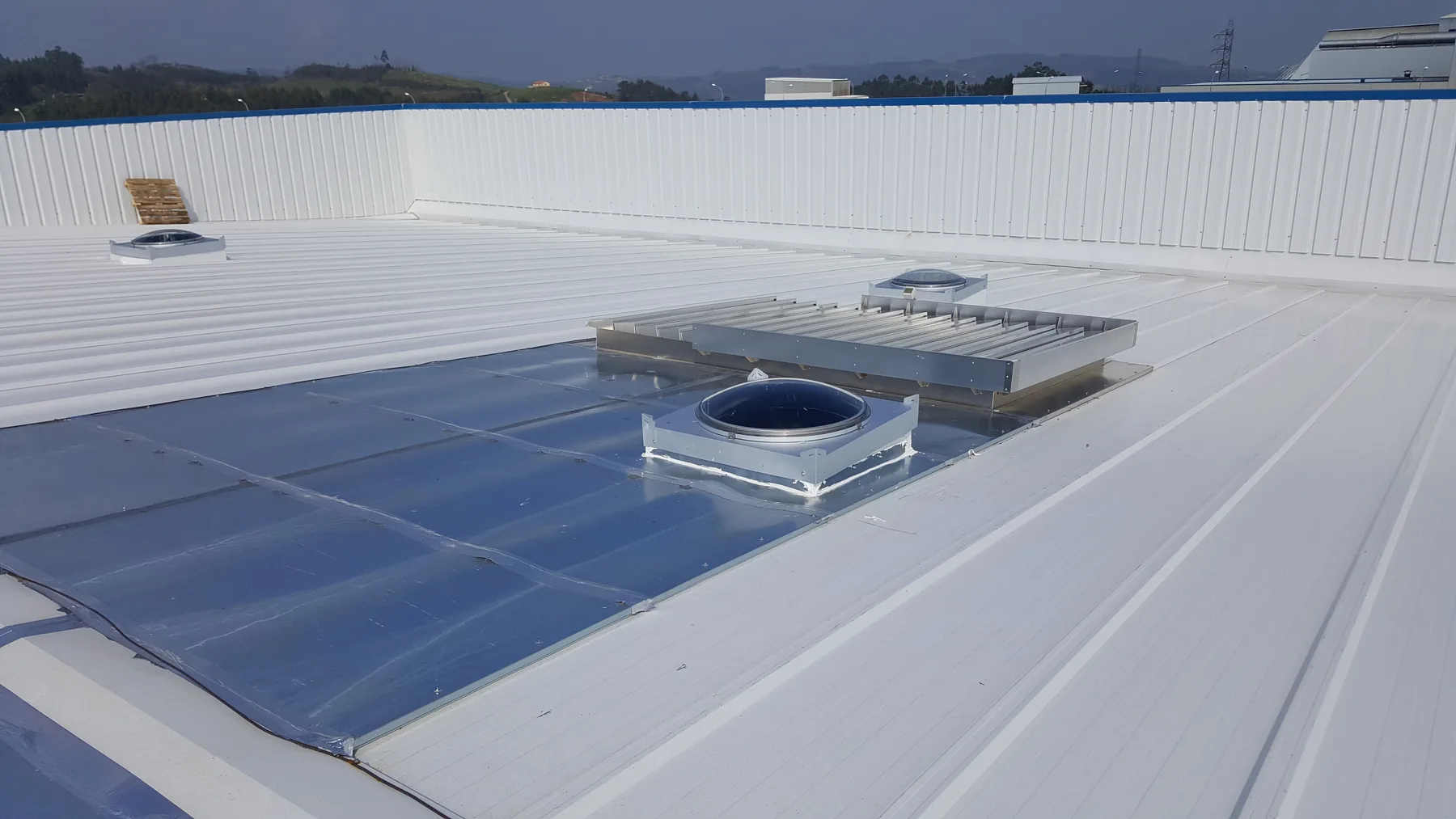 Instalación de tubos solares en una cubierta industrial