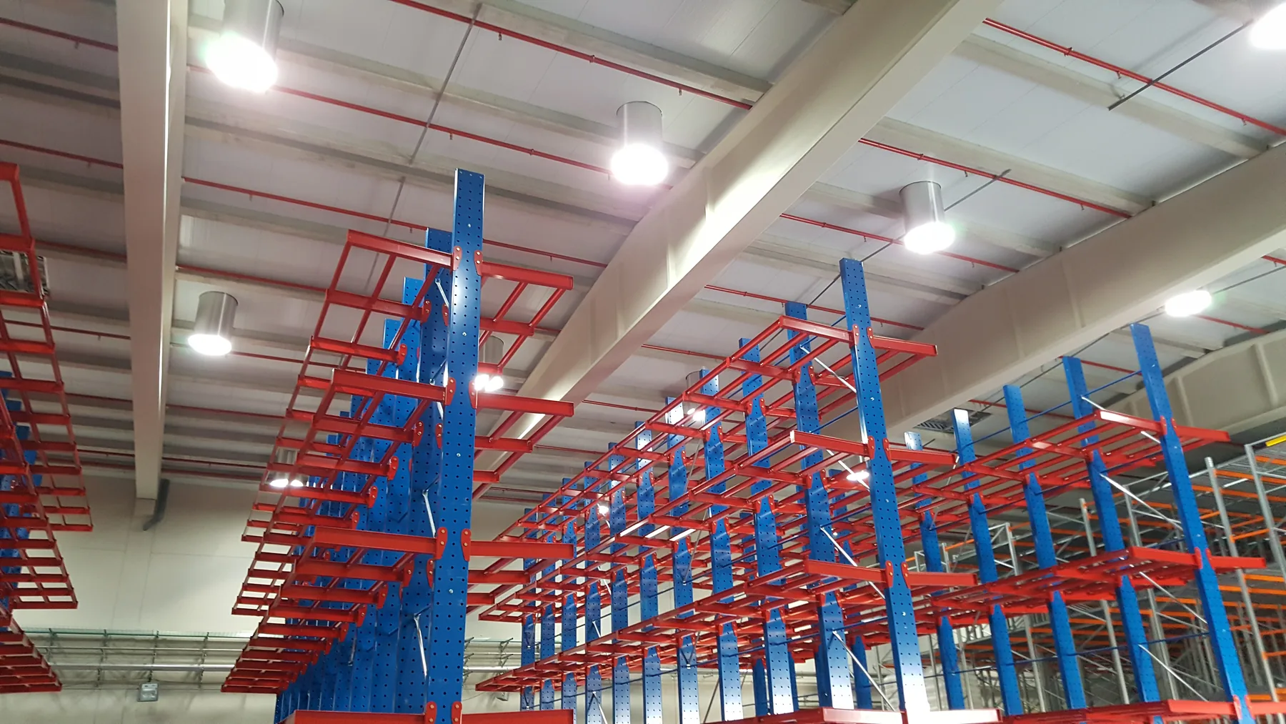 Interior de la fábrica ASPLA con puntos de luz natural