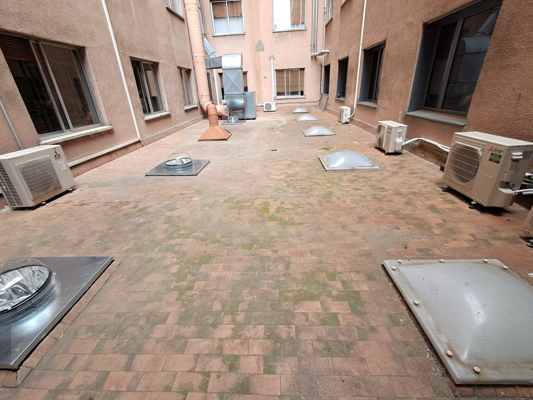Captadores de tubos solares instalados en el patio de cubierta del hospital