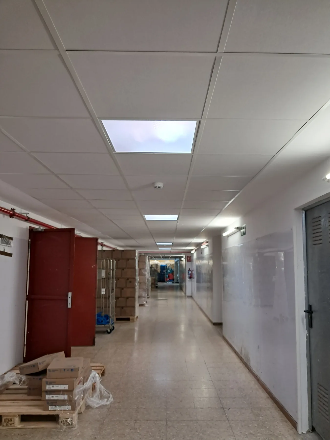 Pasillo del Hospital Clínico de Valladolid con iluminación natural